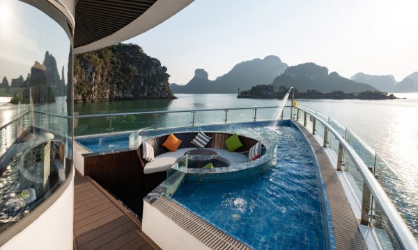 Side view of the jacuzzi facing Halong islands.