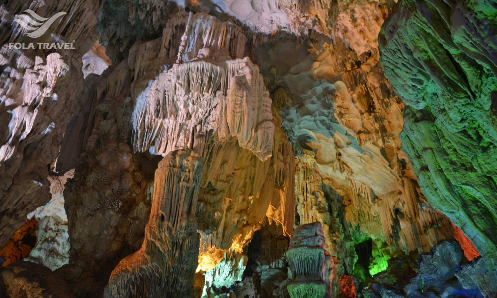 Close look at the stalactites in Dau Go Cave.