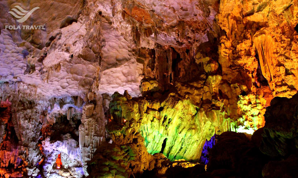 A corner in Thien Cung Cave.