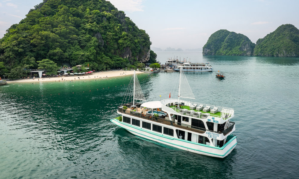 The Amethyst Junior Cruise reaching Ti Top Island.