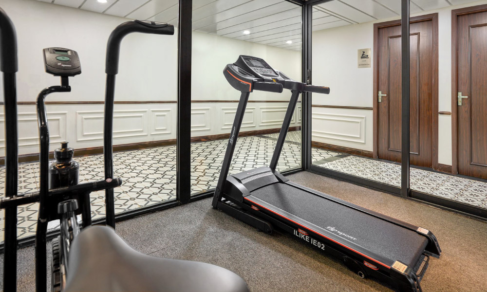 A gym room with two running machines.