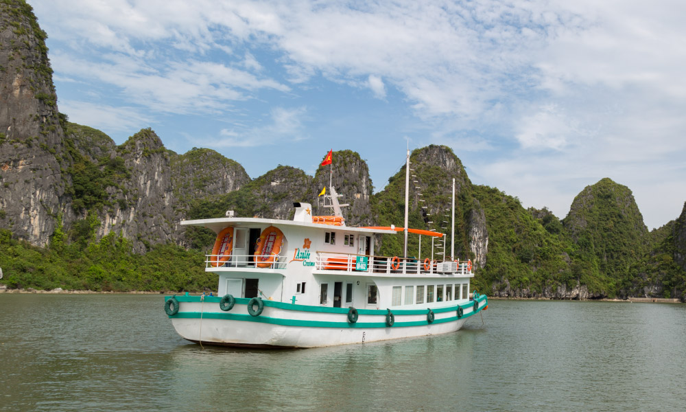 The Emeraude Min Cruise sailing among Halong islands.