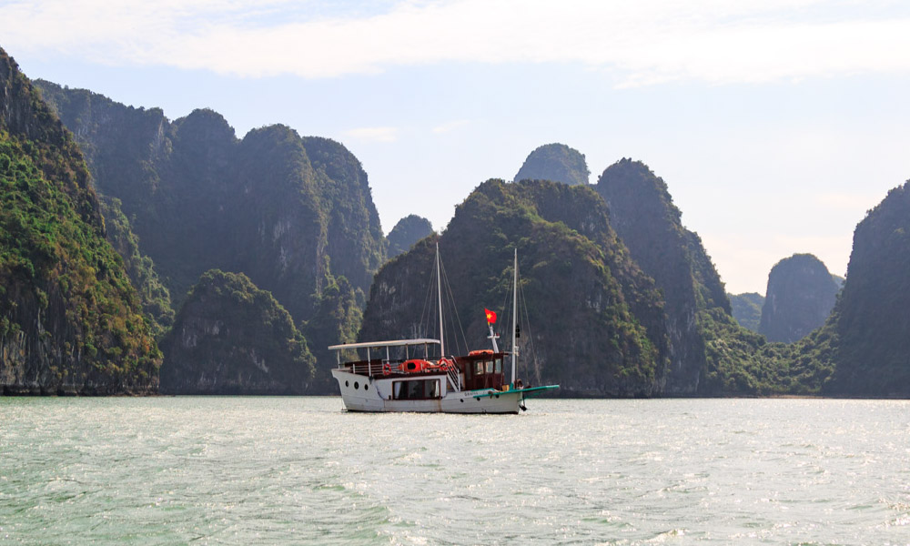 The Emeraude Premium Cruise sailing among Halong islands.