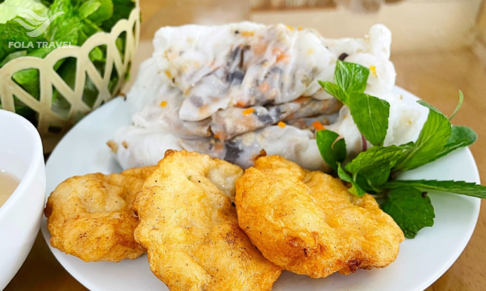 A plate of banh cuon with quid cakes.