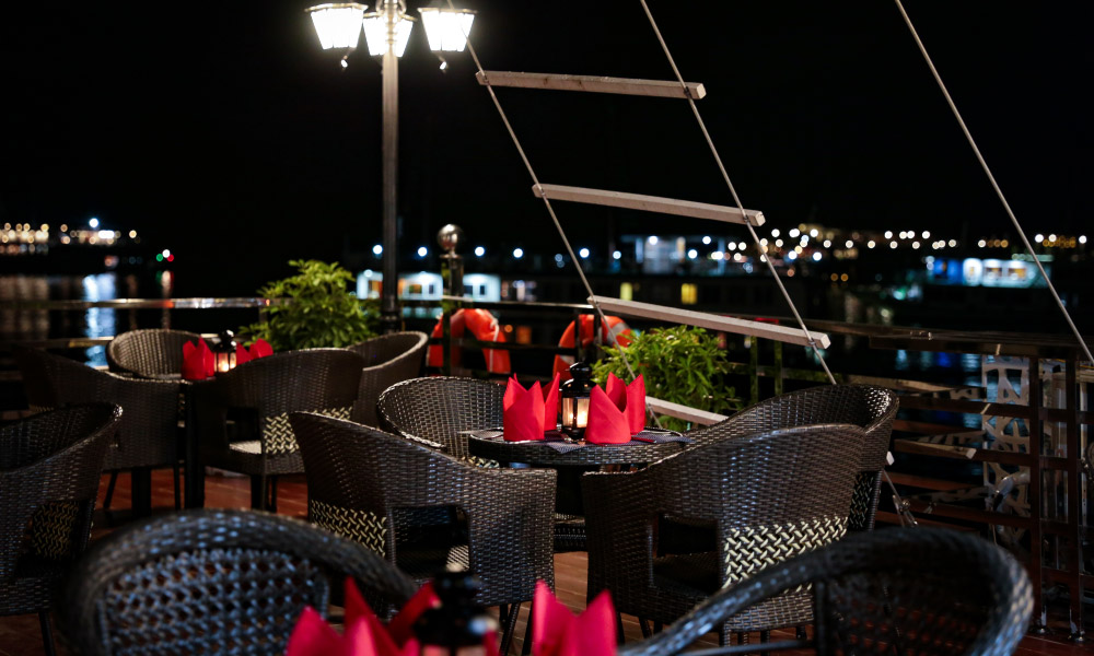 outdoor dining space on la pandora cruise