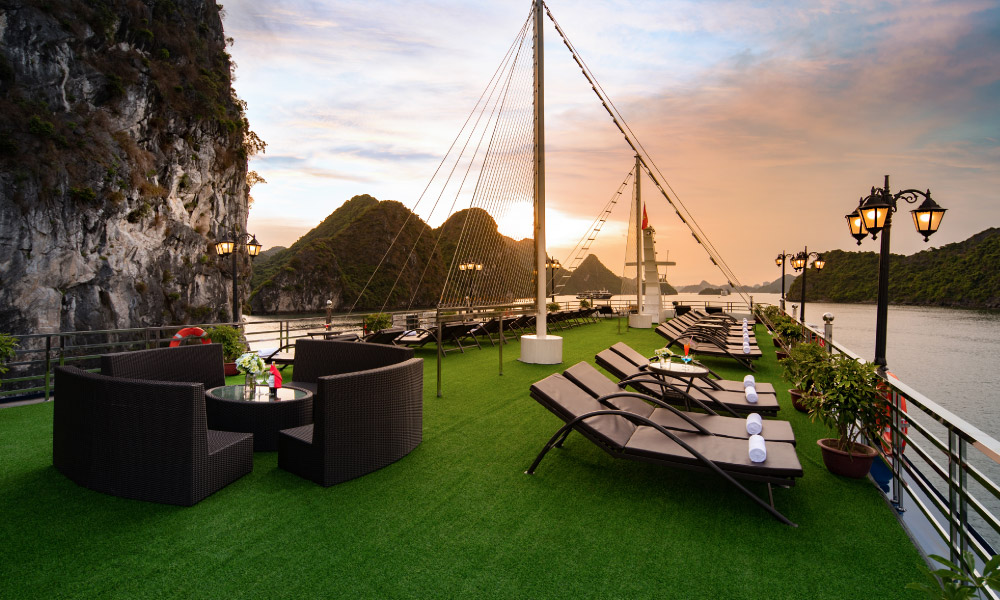 la pandora cruise sundeck during dusk