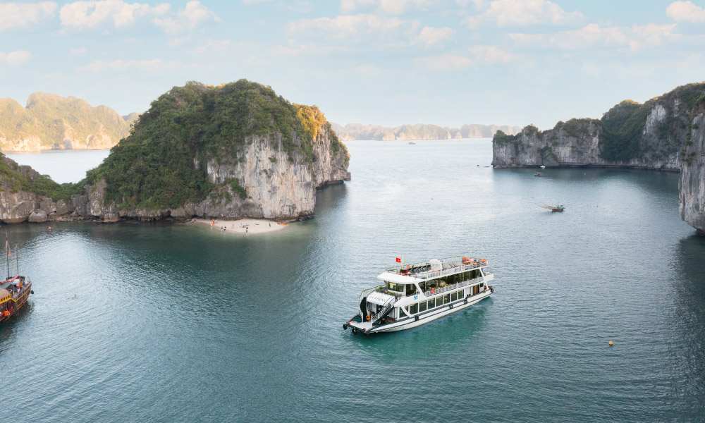 The La Regina Cruise sailing pass Halong islands.