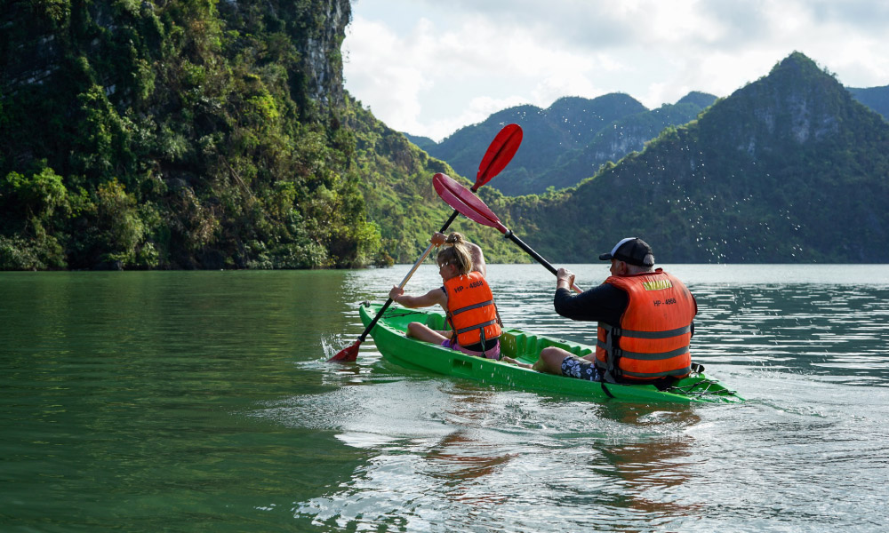 two people try to kayak fast in halong bay