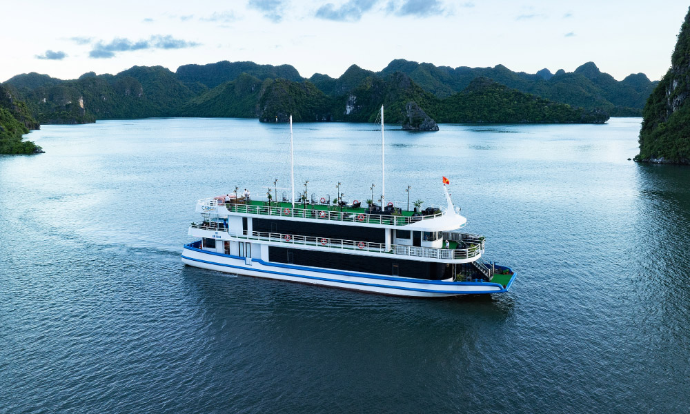 The Carnival Cruise going in Halong.