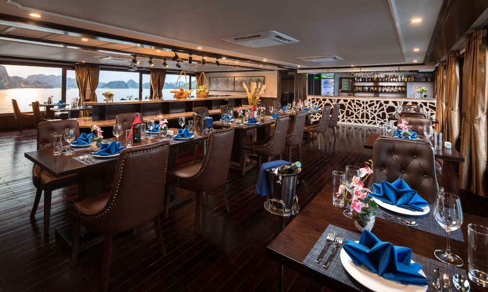 overview of the restaurant on la pandora cruise