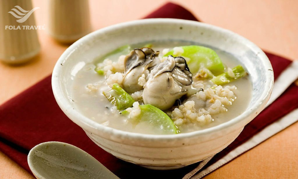 A bowl of rice porridge with oysters.