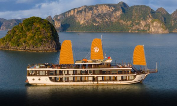 the peony cruises in halong bay