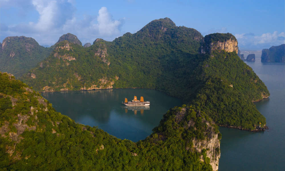 the peony cruise sailing among the islands