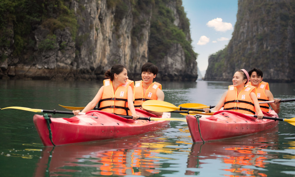 two kayaks with guests of la muse day cruise