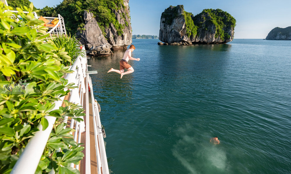 halong visitores jump into the cool water