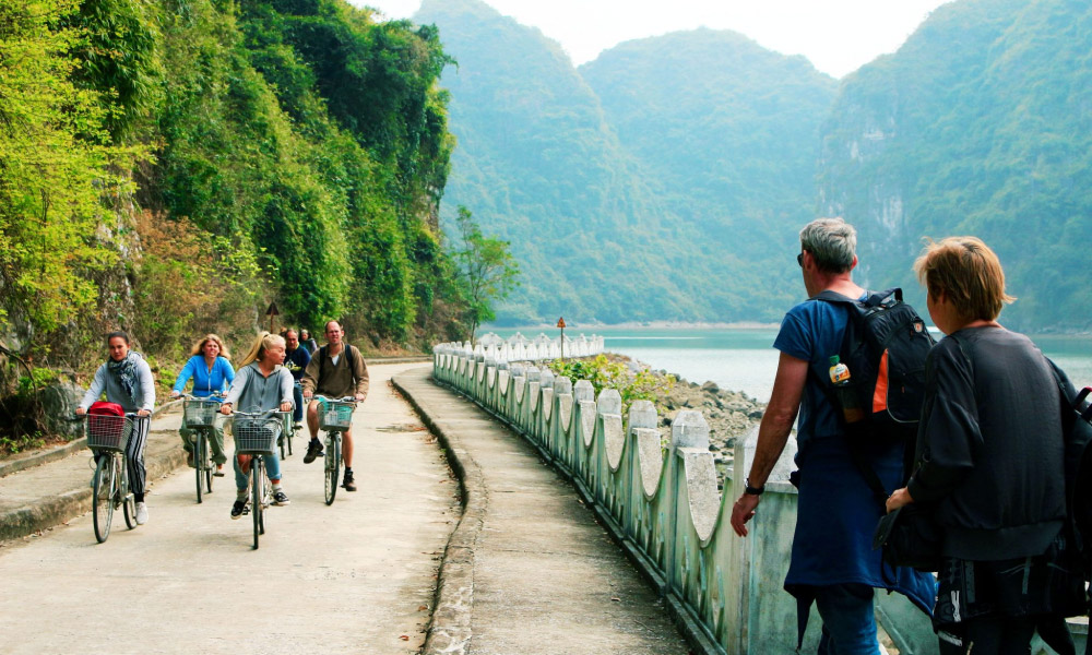 Bicycle ride on Viet Hai Island