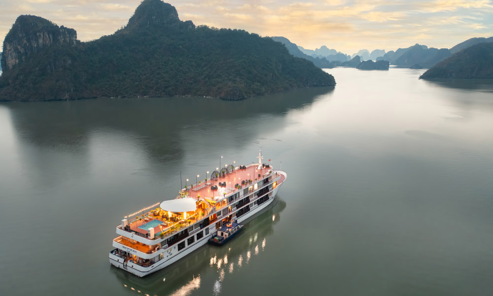 Aqua of the Seas Cruise in Halong Bay in the evening