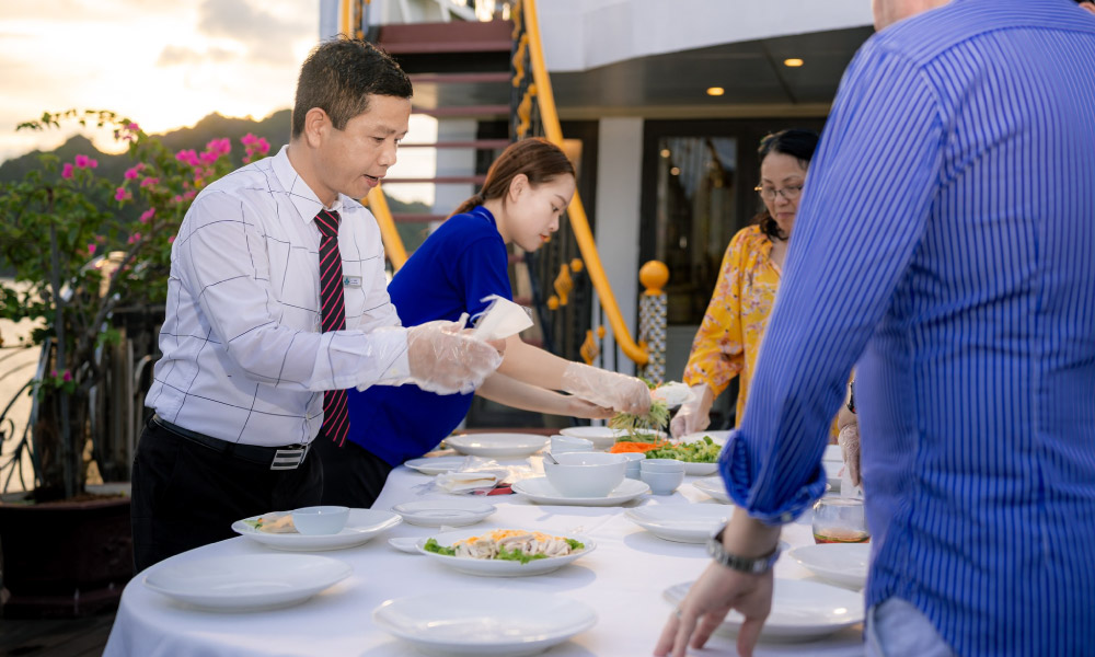 the cookign demonstration with guests making vietnamese food