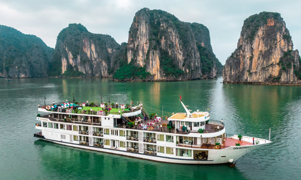 close up side view of aquamarine cruise with islands behind