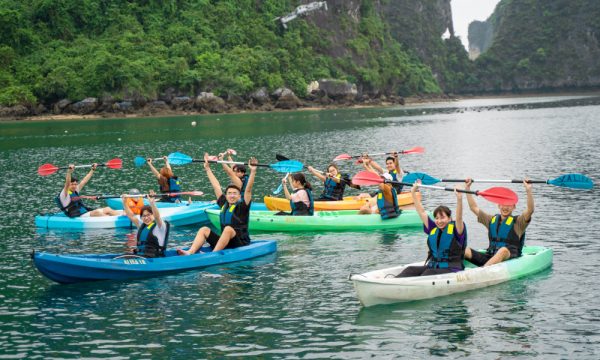 guests of aquamarine cruise enjoy kayaking