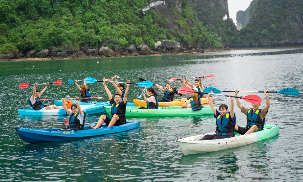 guests of aquamarine cruise enjoy kayaking