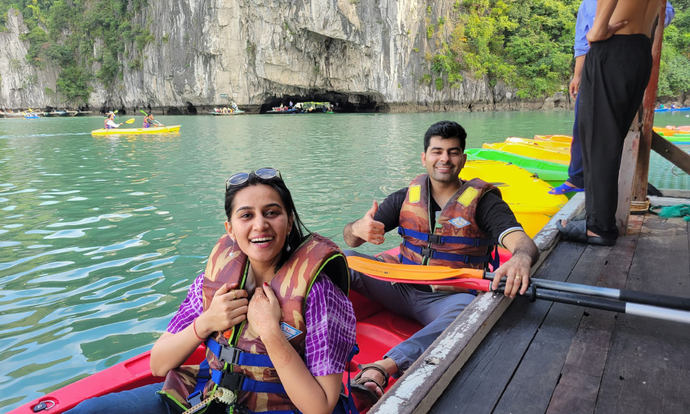 two people preparing to kayak through Luon Cave