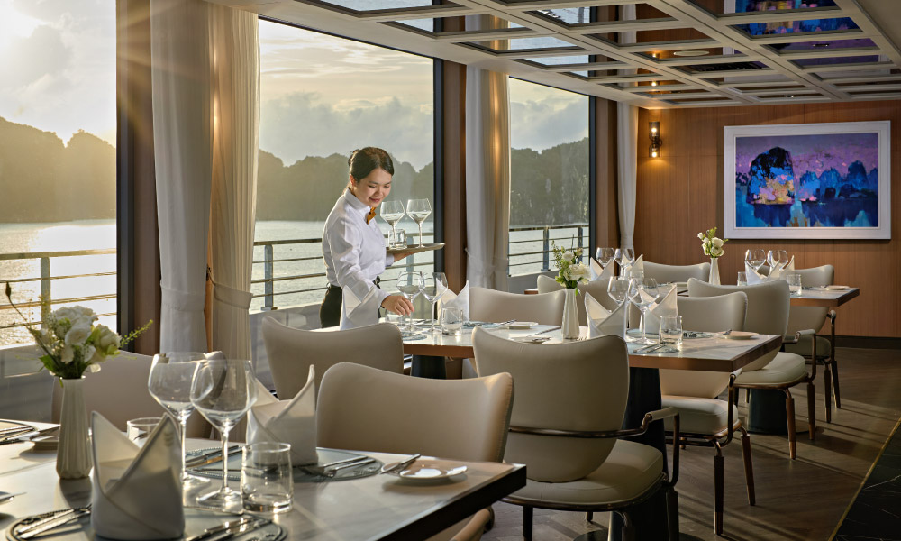 a server decorates the table by a big window