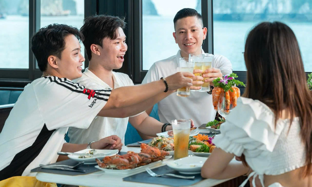 the guests of serenity premium cruise have lunch in the restaurant