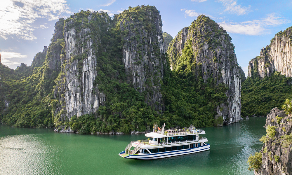 Overview of Halong Hercules Luxury Cruise in front of a big island.