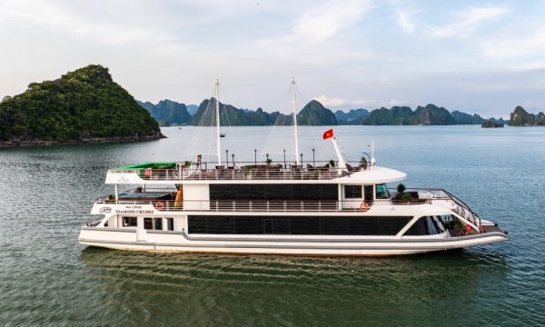 the halong diamond cruise in the middle of halong bay