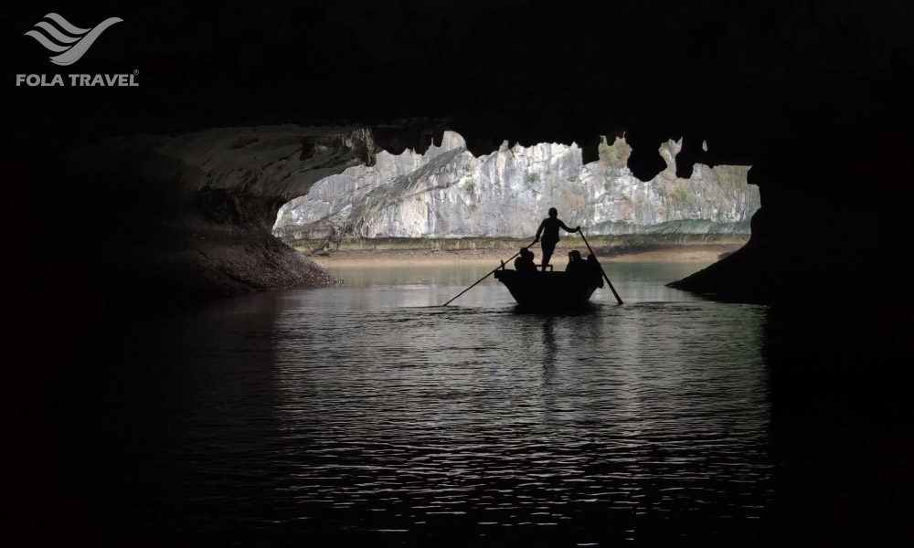 People going through Luon Cave by boat.