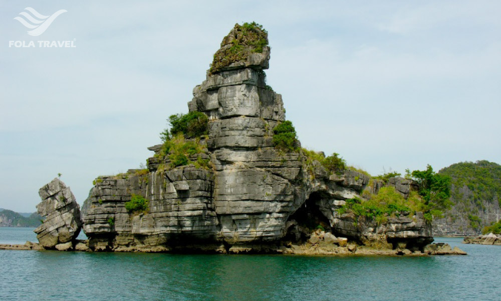 An islet called Da Xep in Halong Bay.