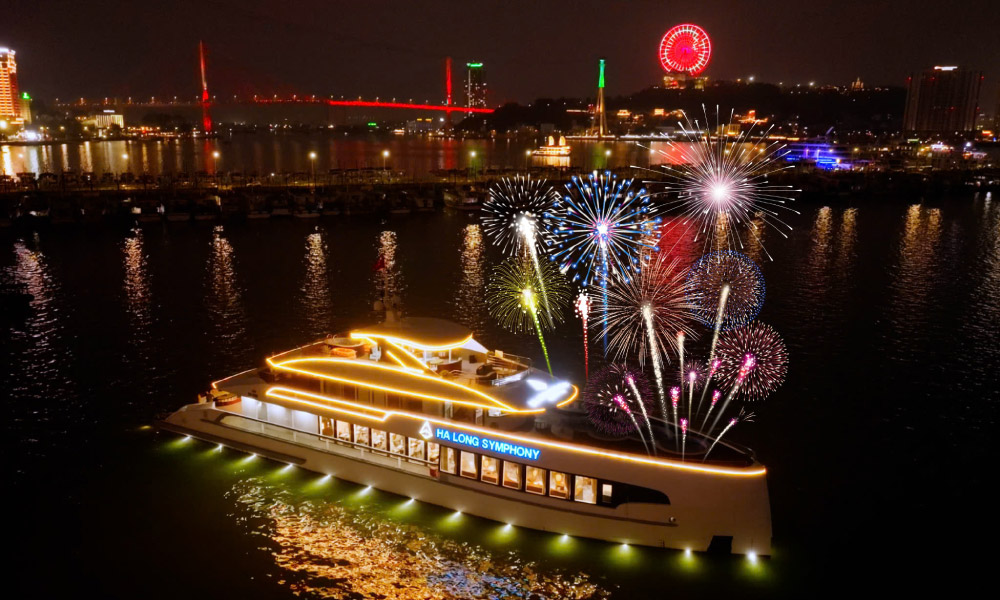 the fireworks show on symphony halong cruise