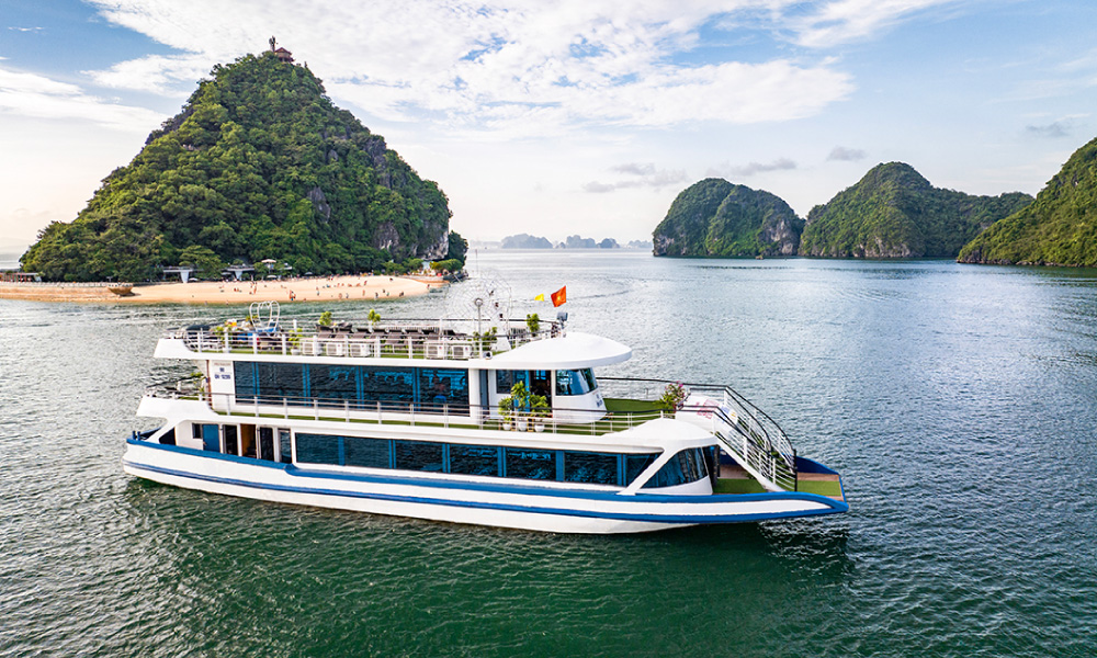 Hercules Luxury Cruise passing the Halong Ti Top Island.