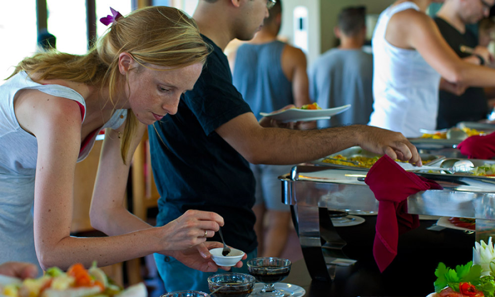 Halong visitors amking vietnamese food on a cruise class