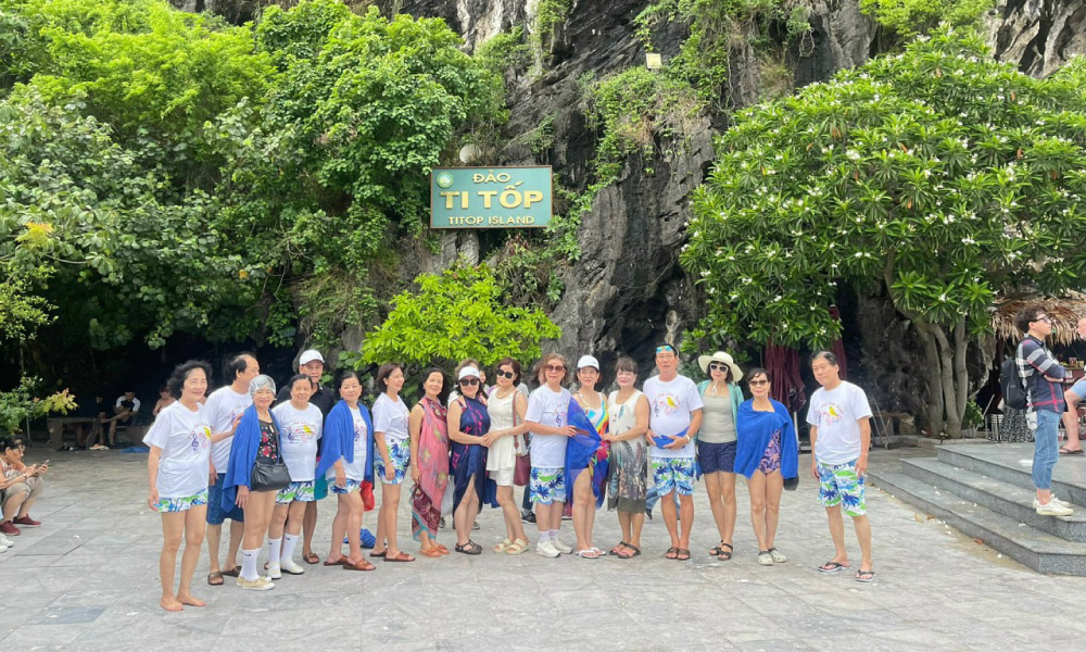 Lily Luxury Cruise visitors on Ti Top Island