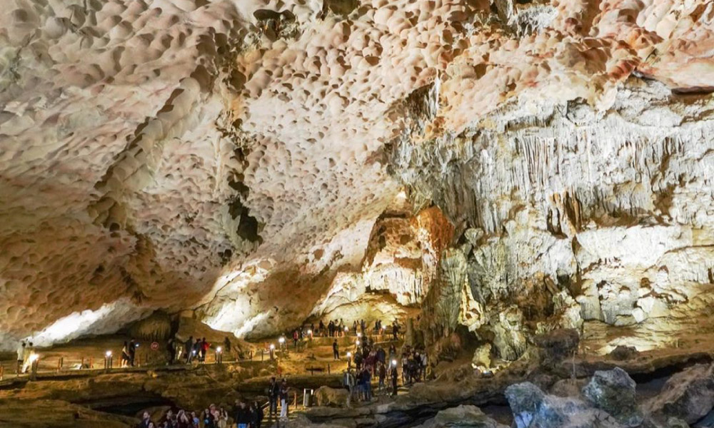 the stalactites view of sung sot cave