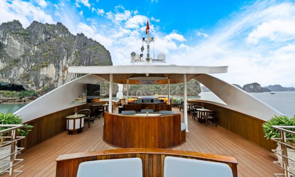 the sundeck restaurant of halong symphony