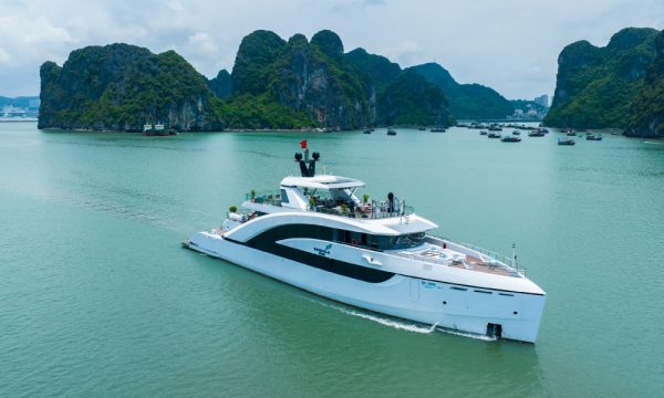 the saquila yacht cruise in halong bay