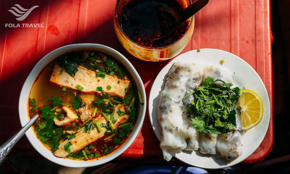 A plate of banh cuon Dong Van and a bowl of broth.