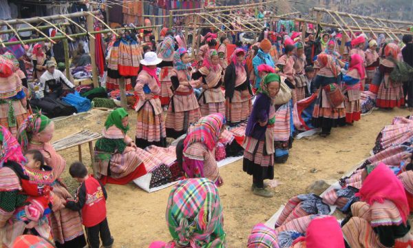 Many people wearing pink clothes in the market in Sapa.