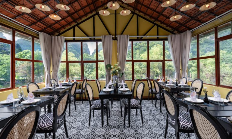 A restaurant with black tables, chairs, and tiles in Ninh Binh.