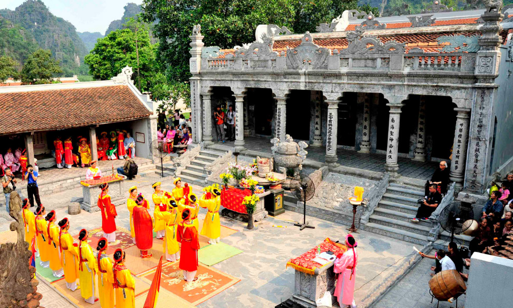 Many people dancing in the front yard of Thai Vi Temple.