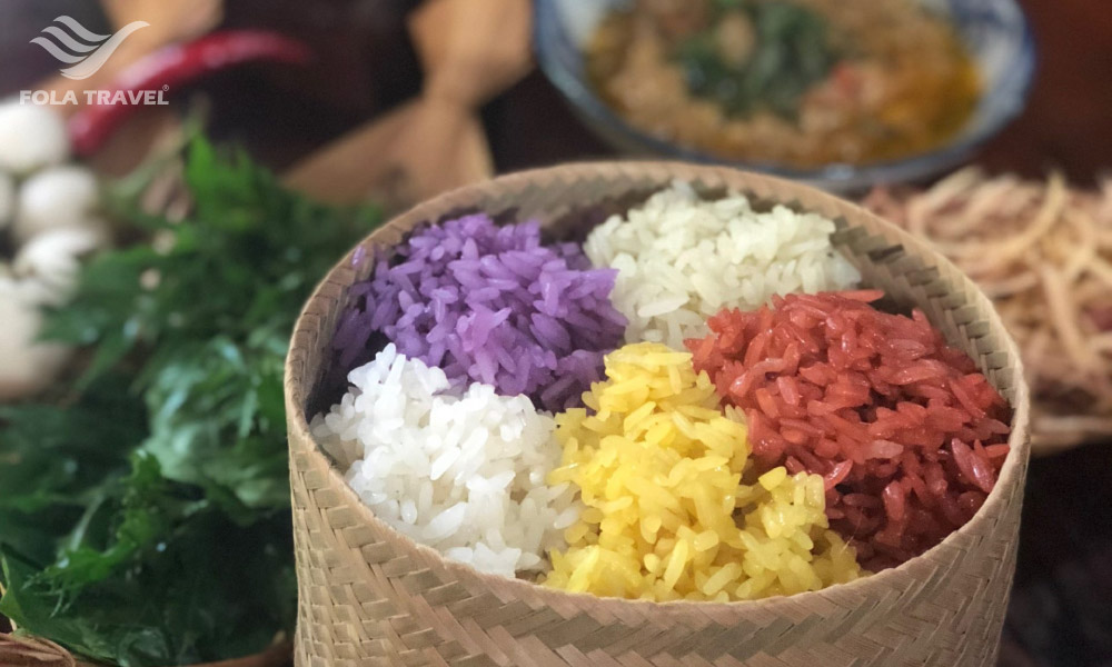 A rattan bowl of five color sticky rice.