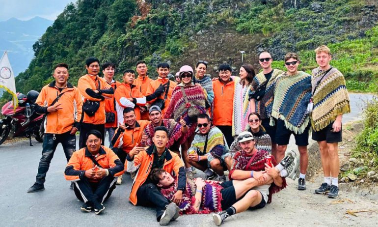 Ha Giang guests on the road.