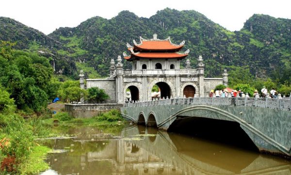 The pond and gate of Hoa Lu capital with mountains surrounding.