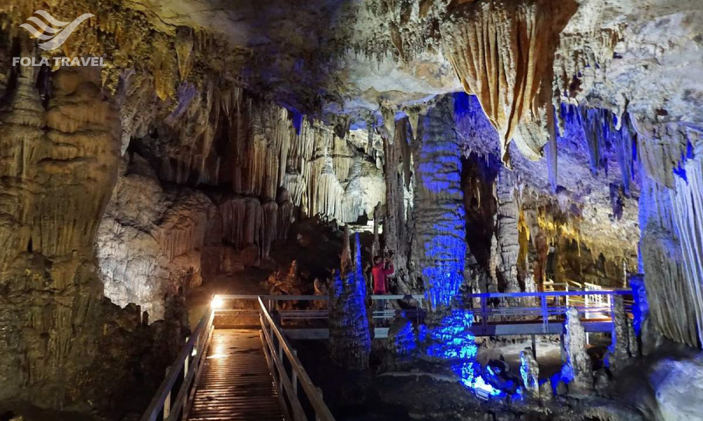 A corner of Lung Khuy cave with big stalagmites.