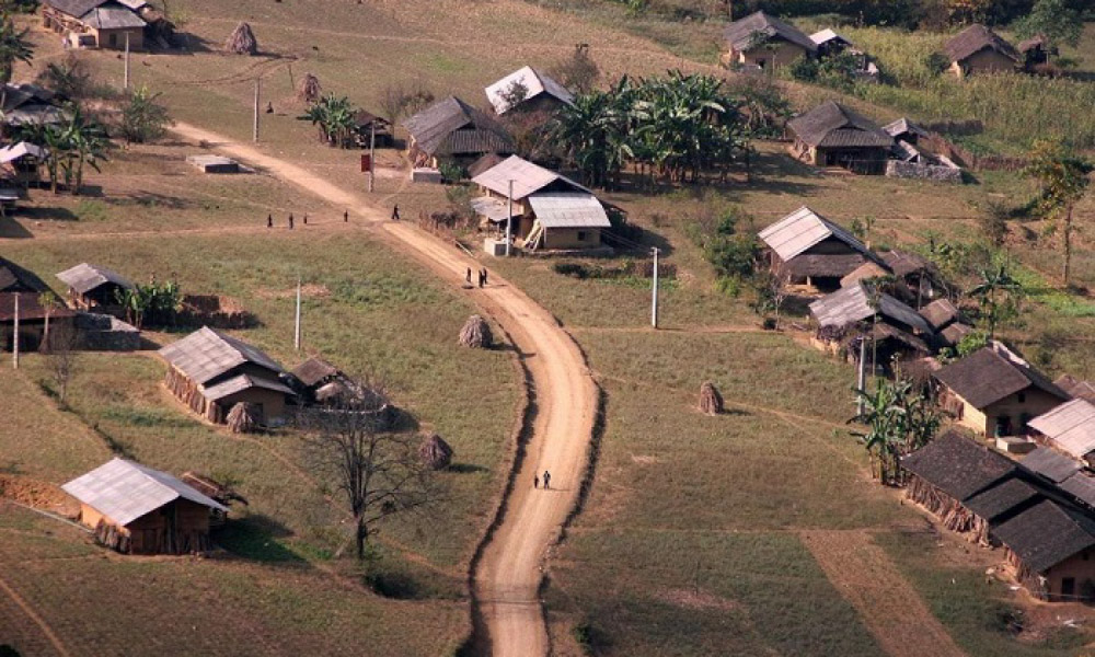 A village in Ha Gaing with old houses.