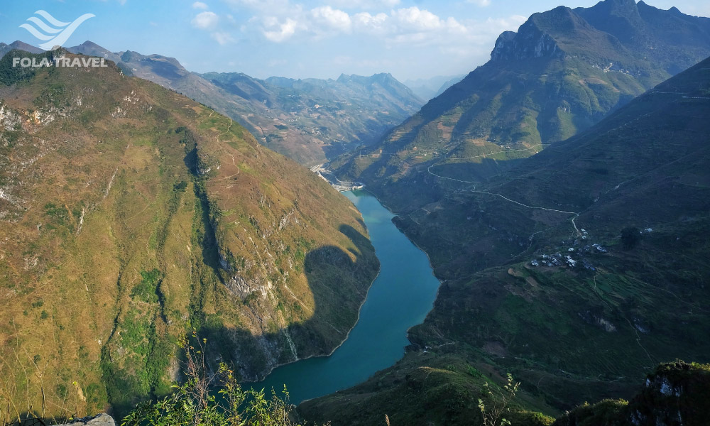 A panoramic view of Nho Que river and Ha Giang mountains.