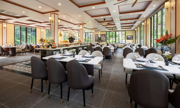 Overview of the restaurant in Ninh Binh with three rows of tables and a buffet station.